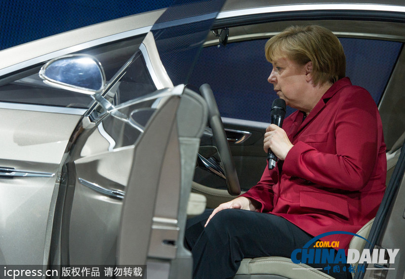 默克爾助陣法蘭克福車展 對電動車興趣濃厚(組圖)