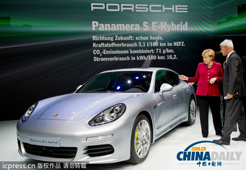 默克爾助陣法蘭克福車展 對電動車興趣濃厚(組圖)