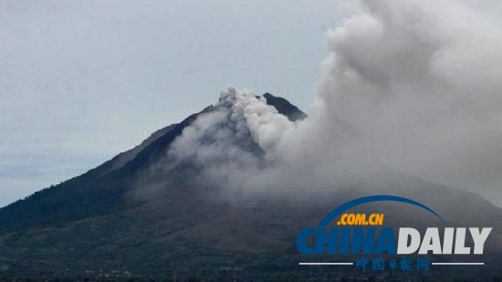 印度尼西亞火山爆發(fā) 導(dǎo)致近6000人疏散
