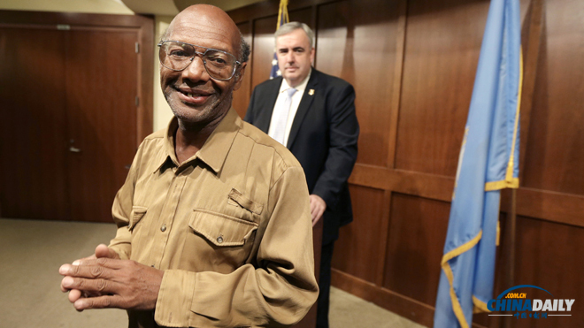 美流浪漢上交中國學(xué)生遺失巨款 獲捐款數(shù)萬美元