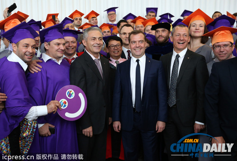 梅德韋杰夫視察學校 與畢業(yè)生合影留念（組圖）