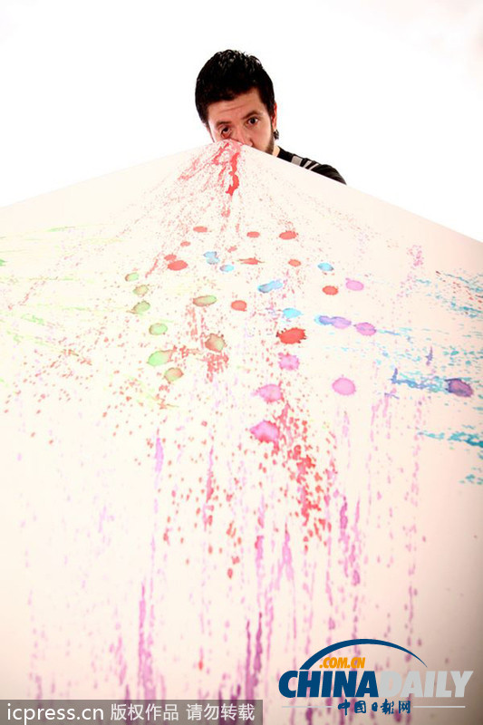 阿根廷畫家身負(fù)“超能力” 從眼中射出顏料作畫