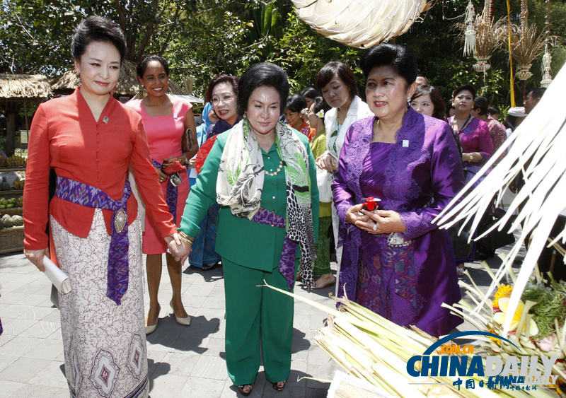 最炫民族風(fēng):盤點(diǎn)彭麗媛東南亞一行亮麗著裝(圖)