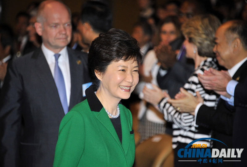 樸槿惠出席首爾互聯(lián)網(wǎng)會(huì)議 為韓國超萌小帥哥“折腰”(組圖)