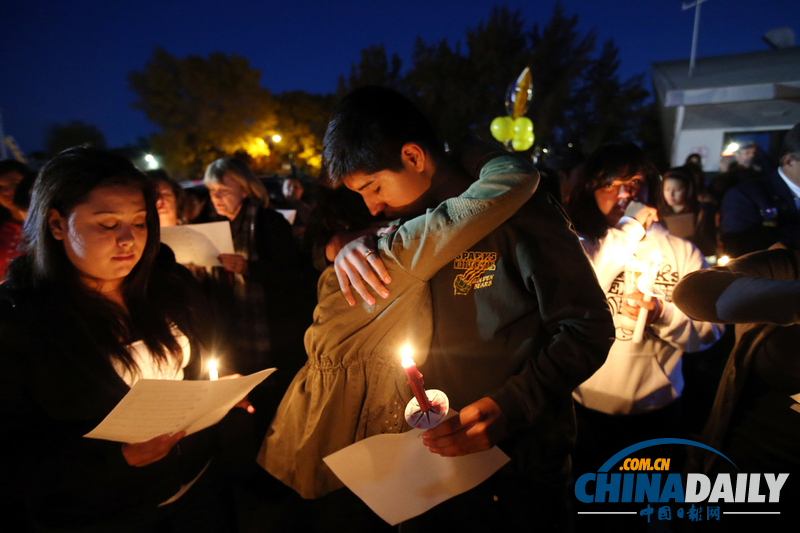 數(shù)百美國人悼念內(nèi)華達中學槍擊案死難者(高清組圖)