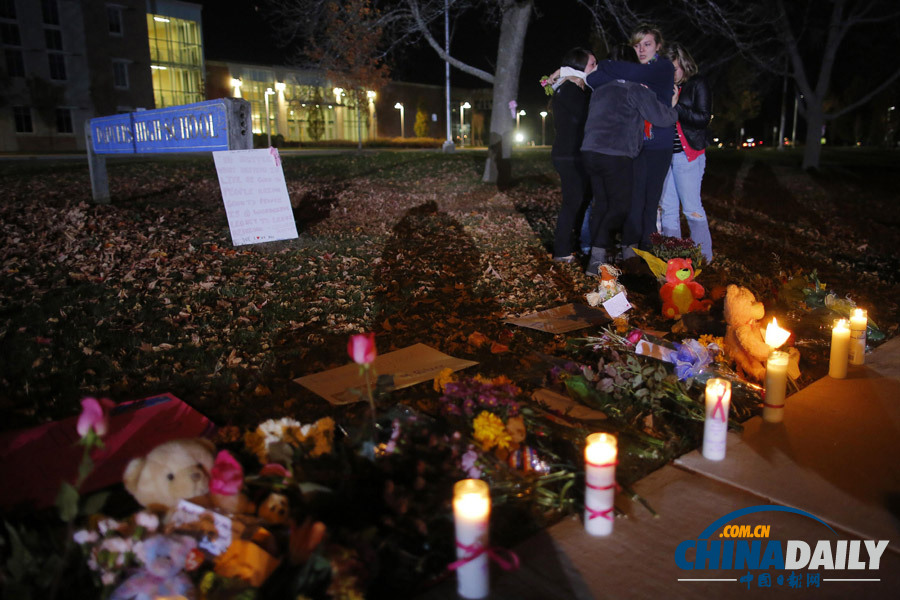 數(shù)百美國人悼念內(nèi)華達中學(xué)槍擊案死難者(高清組圖)