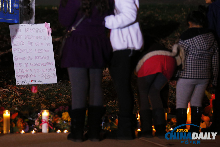 數(shù)百美國人悼念內華達中學槍擊案死難者(高清組圖)