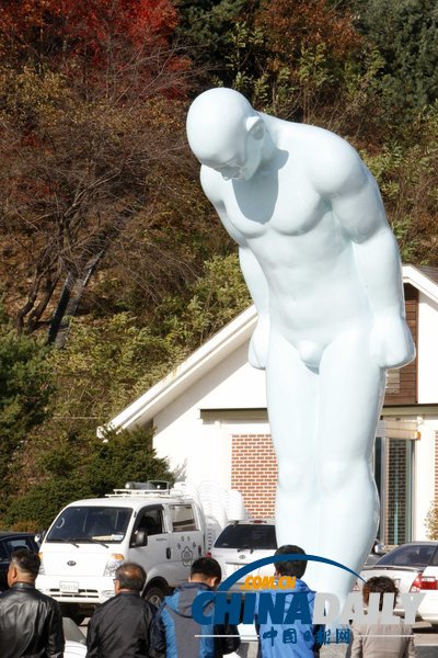 “鞠躬人”亮相朝韓邊界 寓意鞠躬致歉換來和平