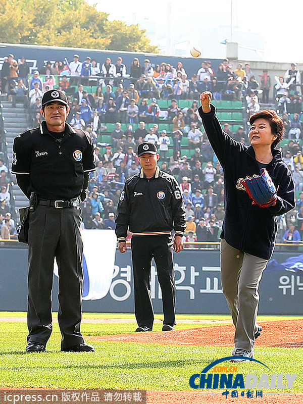 樸槿惠穿日本球鞋為韓國賽事開球 遭網(wǎng)民指責(zé)(圖)