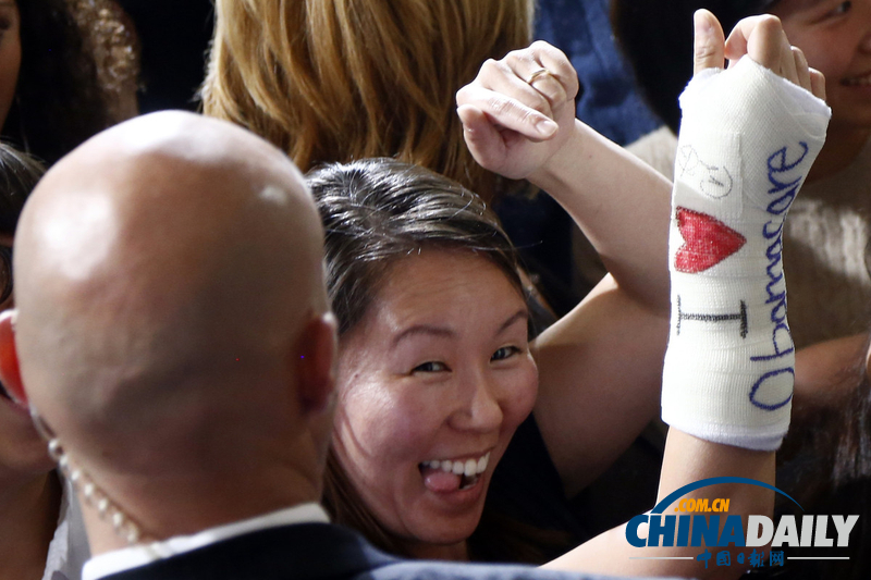 奧巴馬就醫(yī)改法案發(fā)表講話 在女粉絲手臂簽名（圖）