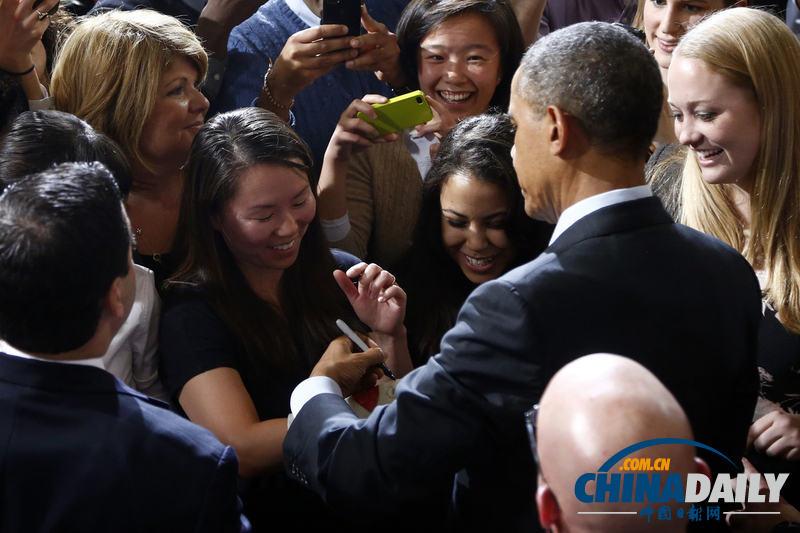 奧巴馬就醫(yī)改法案發(fā)表講話 在女粉絲手臂簽名(圖)
