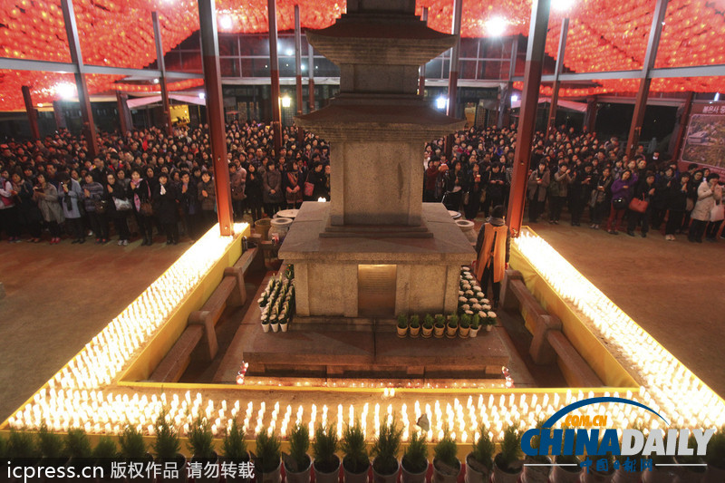 瘋狂高考：考試在即 韓國(guó)學(xué)生家長(zhǎng)跪拜祈福（圖）