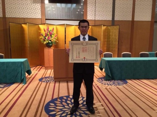 安倍親自表彰救人中國(guó)留學(xué)生 天皇亦授予獎(jiǎng)狀(圖)