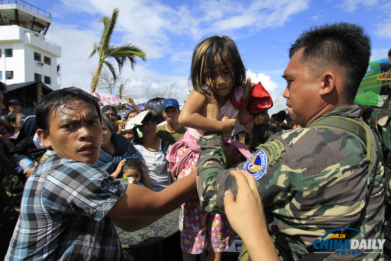 災(zāi)難無情人有情:盤點菲律賓災(zāi)區(qū)感人瞬間(組圖)