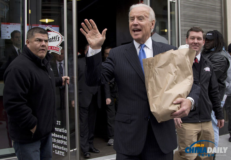 美國(guó)副總統(tǒng)拜登前往商店買(mǎi)午餐親自付費(fèi) 引圍觀