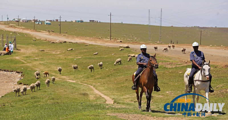 曼德拉出生地庫奴搭建活動(dòng)看臺(tái)籌備葬禮
