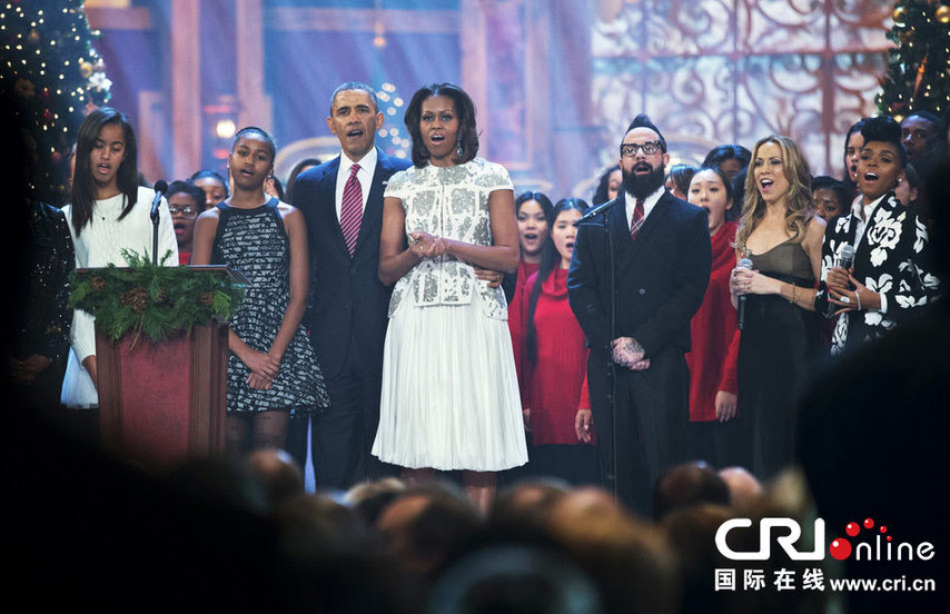 奧巴馬夫人參加圣誕節(jié)目穿天價(jià)套裝引爭(zhēng)議（組圖）