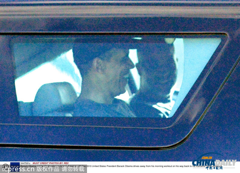 奧巴馬在夏威夷晨煉后乘車(chē)返回住所 遭遇夾道抗議