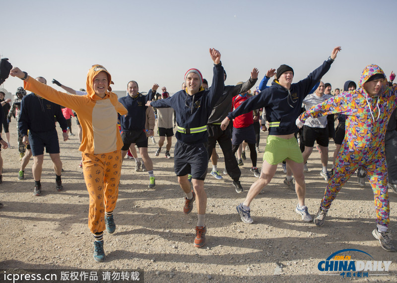 超人、天線寶寶齊上陣：駐阿英軍奇裝賽跑迎新年