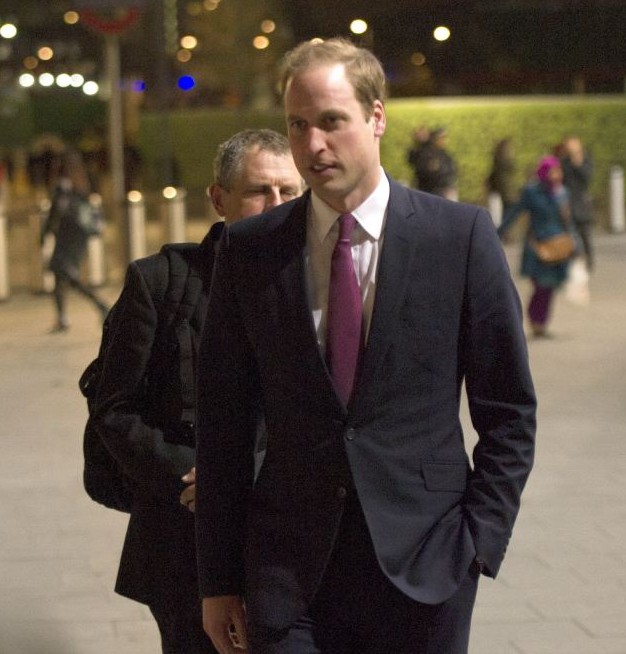 圖：威廉王子西裝筆挺入讀劍橋 乘火車抵達(dá)學(xué)校 