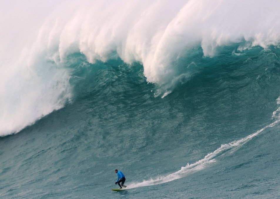 與20米高巨浪嬉戲!神勇弄潮兒沖浪場面超震撼