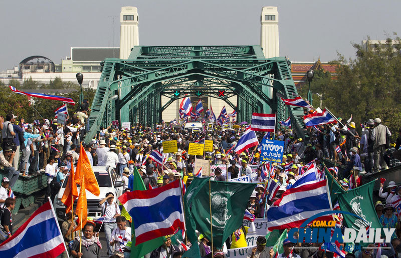 泰示威者為“封鎖曼谷”熱身 反對(duì)派素帖坐地吃午餐