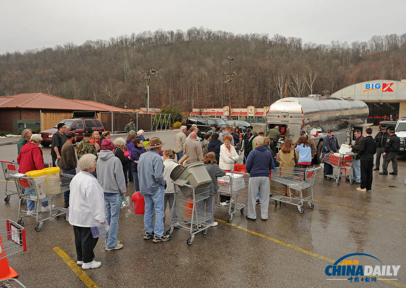 美化學物質(zhì)外泄污染河流致30萬人斷水 引發(fā)搶購潮