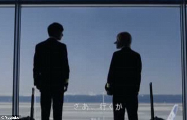 日航空公司戴假鼻子扮西方人廣告被批歧視本國(guó)人