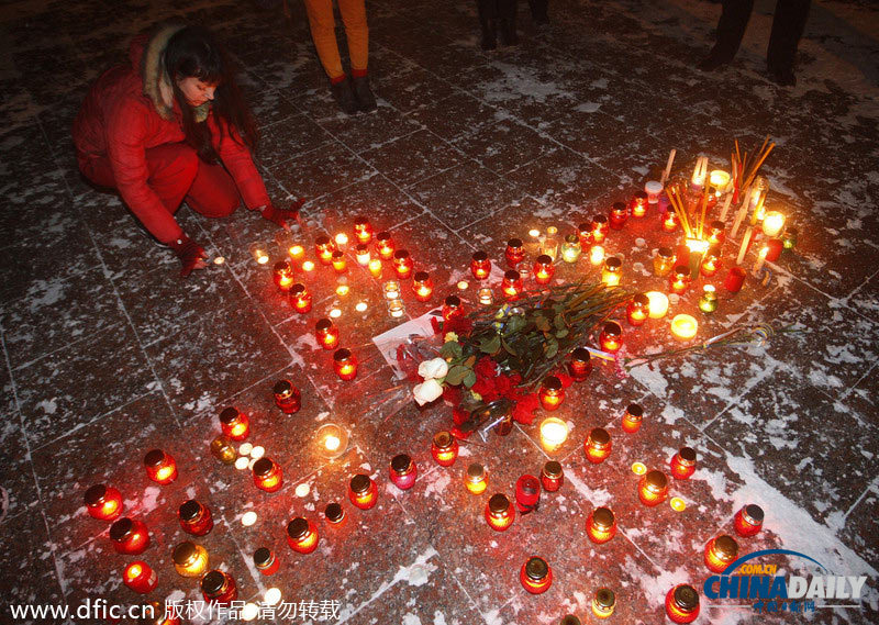 烏克蘭沖突持續(xù)街道如戰(zhàn)場 民眾點蠟燭紀(jì)念被打死者