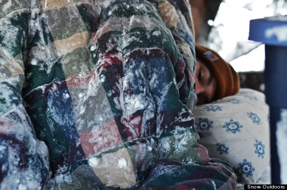 美17歲少年愛(ài)心無(wú)限 零下33度睡冰屋籌善款