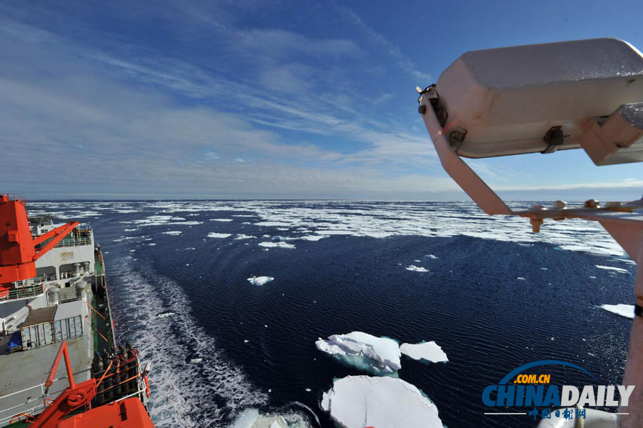 南極入冬“雪龍”號加緊趕回中山站