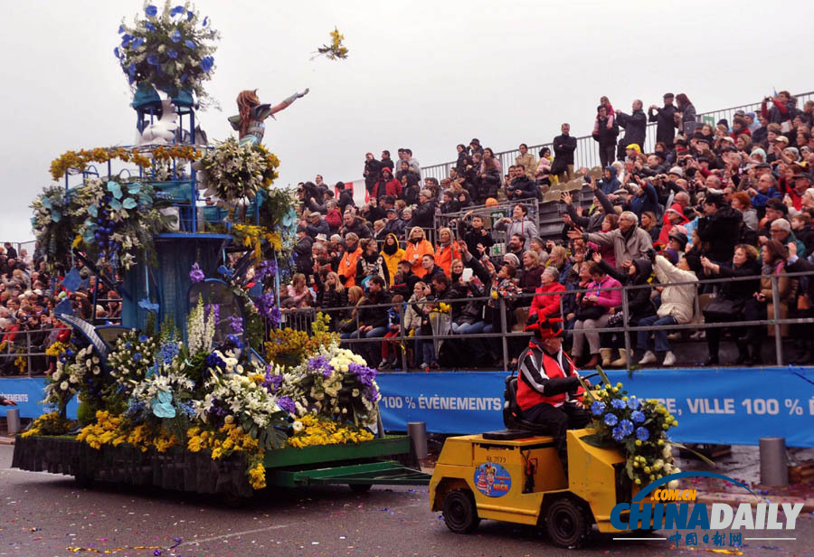 法國尼斯狂歡節(jié)開幕 首場(chǎng)上演“鮮花大戰(zhàn)”