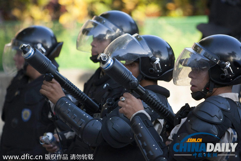 委內(nèi)瑞拉示威抗議者與玻利瓦爾國民警衛(wèi)隊(duì)激烈沖突