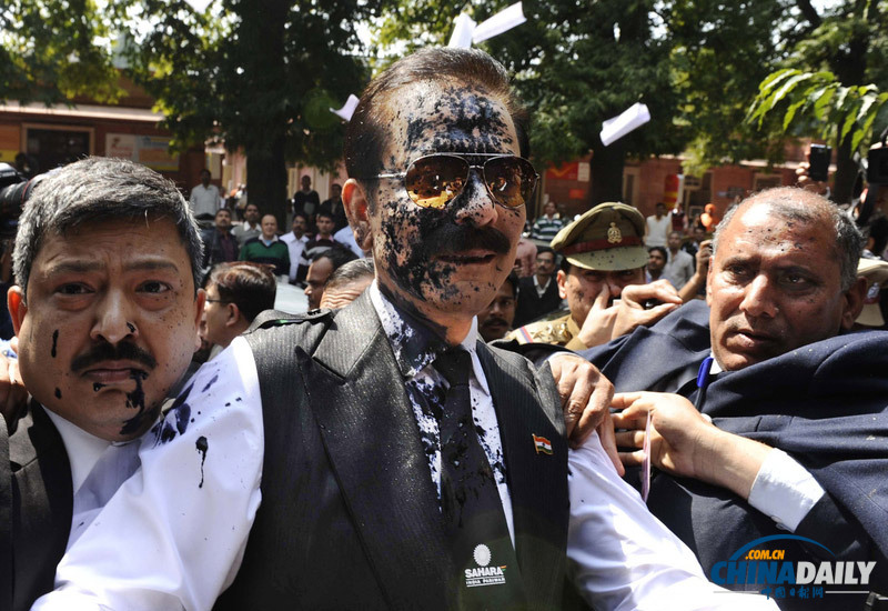 印度億萬(wàn)富豪因拖欠巨款出庭受審 遭律師潑墨抗議