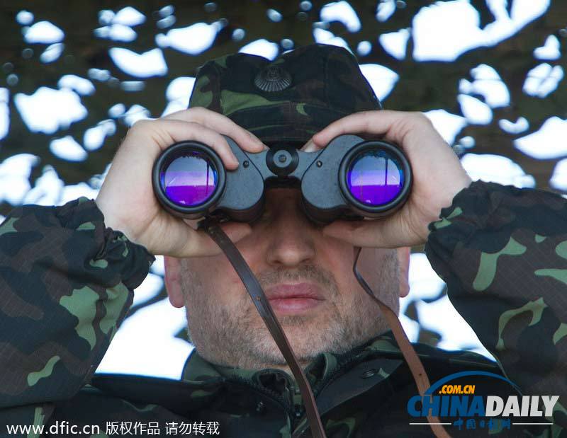 烏克蘭代總統(tǒng)觀看烏地面軍隊軍事演習
