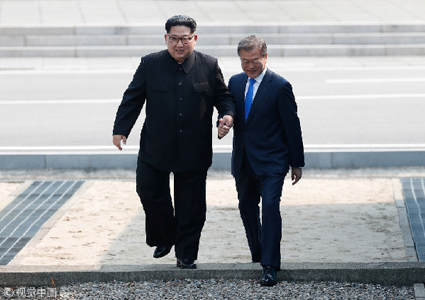 歷史時(shí)刻！金正恩跨過“三八線”與文在寅握手，還帶上了冷面！