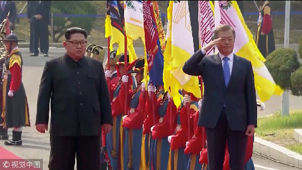 歷史時(shí)刻！金正恩跨過“三八線”與文在寅握手，還帶上了冷面！
