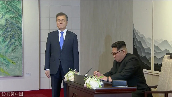 歷史時(shí)刻！金正恩跨過“三八線”與文在寅握手，還帶上了冷面！