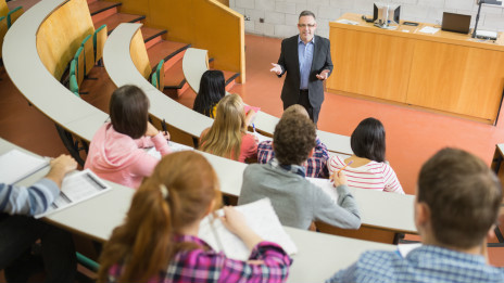 Foreign students boost UK economy 海外留學(xué)生刺激英國經(jīng)濟增長