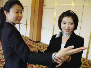 海歸女碩士爭(zhēng)當(dāng)導(dǎo)購員收入媲美白領(lǐng)