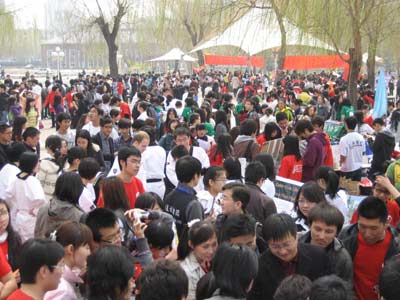 對外經(jīng)貿大學第13屆社團文化節(jié)開幕
