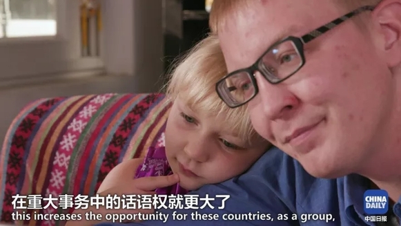 萌娃抱著地球儀，開始思考中國(guó)在世界上起了什么作用丨艾瑞克的小課堂