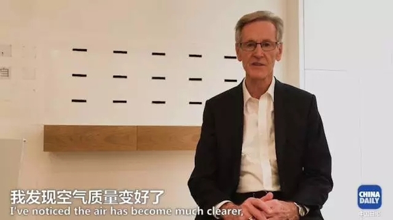 美國萌娃澆花“澆”出環(huán)保心得：賺得多，天更藍(lán)，才是硬道理！丨艾瑞克的小課堂