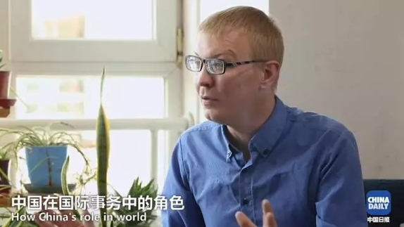 美國萌娃澆花“澆”出環(huán)保心得：賺得多，天更藍(lán)，才是硬道理！丨艾瑞克的小課堂