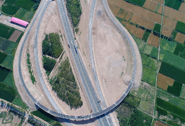 雙語(yǔ)盤點(diǎn):十八大以來(lái)中國(guó)工程捷報(bào)頻傳