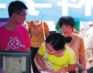 大學迎新出現(xiàn)“被陪送”一族