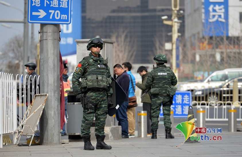 2015兩會首現(xiàn)武警雪豹突擊隊護(hù)航