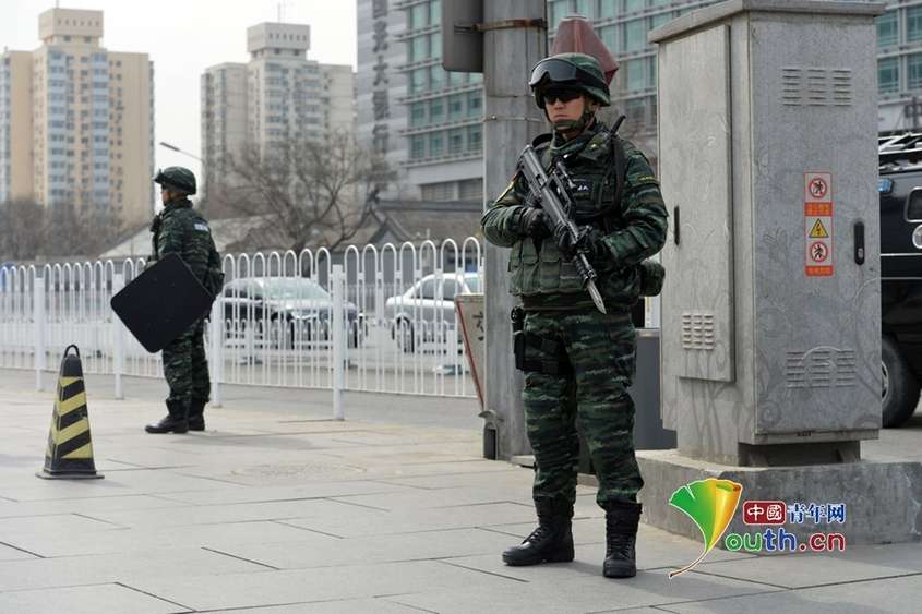 2015兩會首現(xiàn)武警雪豹突擊隊護航
