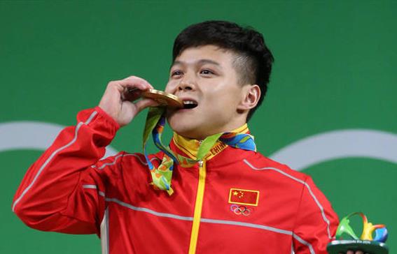 為何奧運選手愛咬金牌？