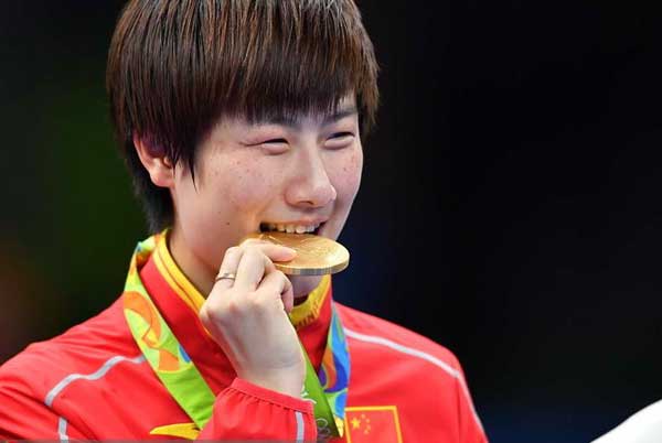 為何奧運選手愛咬金牌？